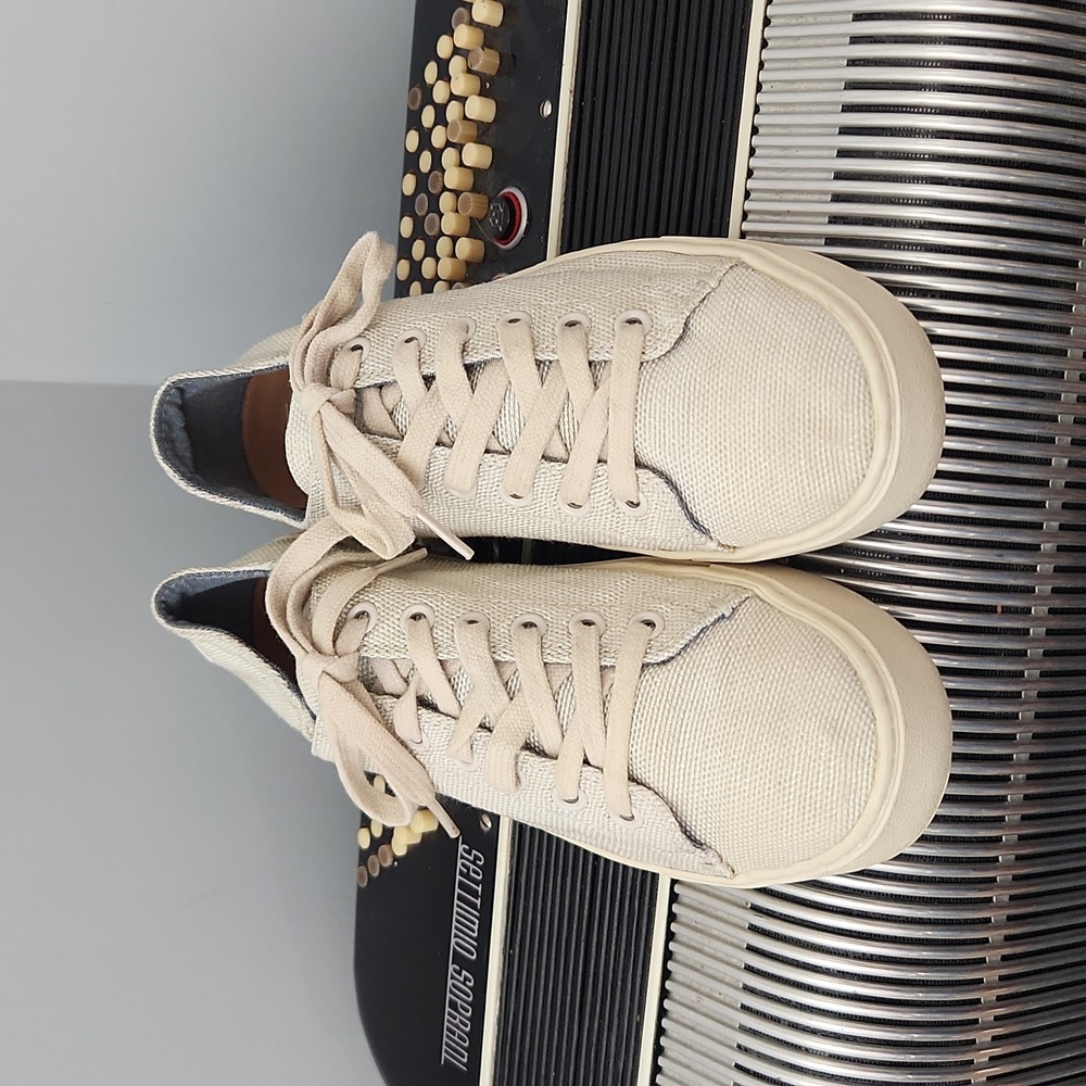 TOMS IVORY LACE UP SNEAKERS SIZE 7